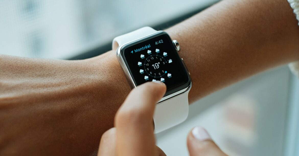Un Apple Watch au poignet d'un utilisateur.