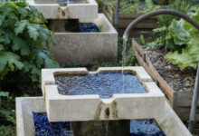 De l'eau de robinet dans un jardin.