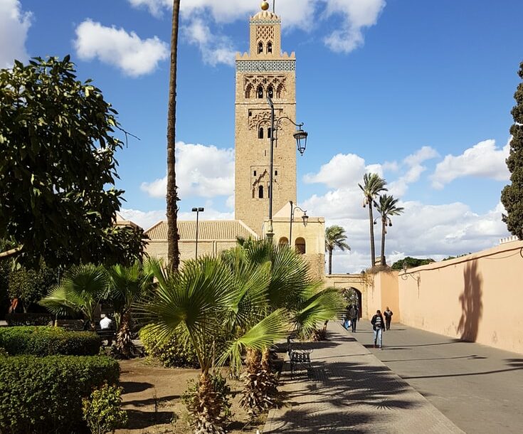 Une rue déserte de Rabbat, au Maroc.