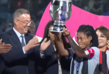 FCF Mazembe recevant le trophée de la LDC Féminine CAF 2024.