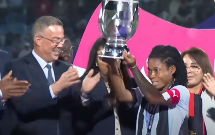 FCF Mazembe recevant le trophée de la LDC Féminine CAF 2024.